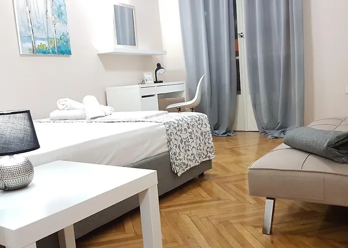 Olive Apartment- Athens Center, 4 Bd, 1.5 Bath