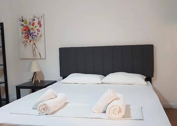 Olive Apartment- Athens Center, 4 Bd, 1.5 Bath