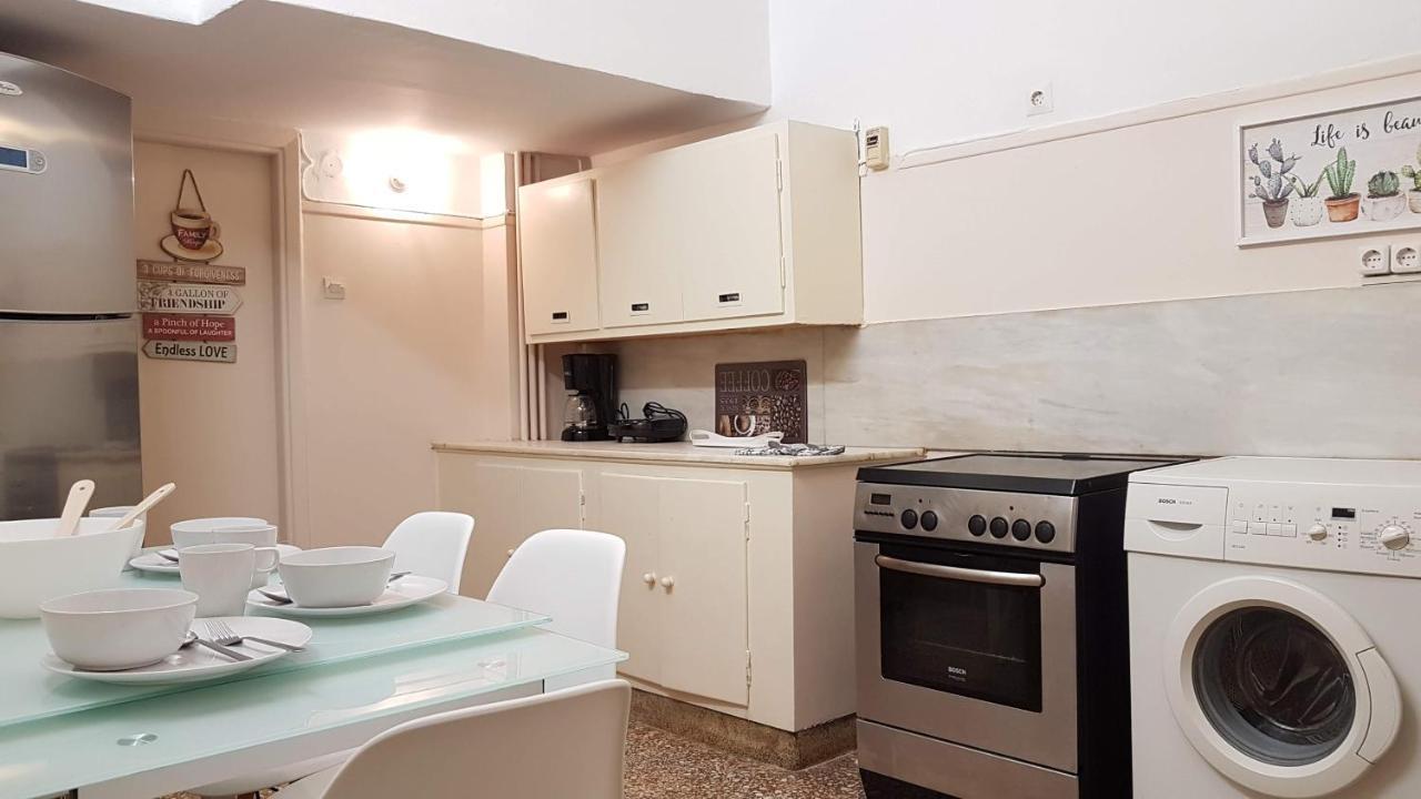 Olive Apartment- Center, 4 Bd, 1.5 Bath Daire Atina