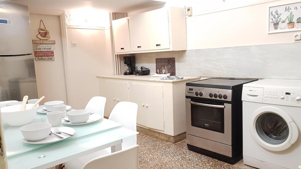 Olive Apartment- Center, 4 Bd, 1.5 Bath Apartment Athens